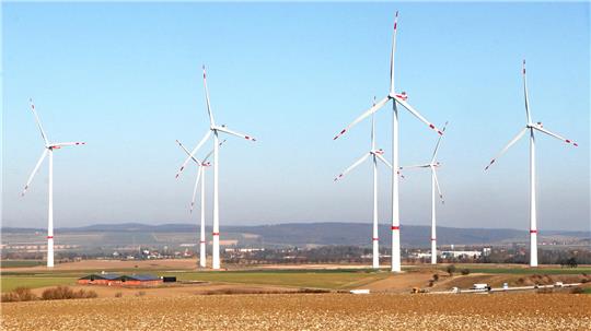 Der neue Windpark im Ambergau an der Autobahn 7, der seit einigen Wochen am Netz ist. Windkraftanlagen sollen auch im Neiletal in den Himmel wachsen.