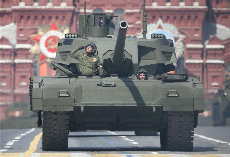 Russland erwägt wohl Einsatz neuester Panzer in der Ukraine Der neue russische Panzer Armata T-14 während der Militärparade zum Tag des Sieges auf dem Roten Platz in Moskau (Archivbild).