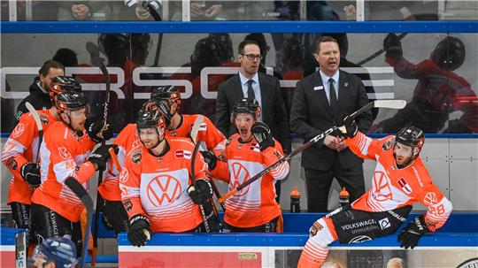 Der neue und der alte Trainer der Grizzlys Wolfsburg: Tyler Haskins (l) und Mike Stewart in gemeinsamen Zeiten hinter der Bande.