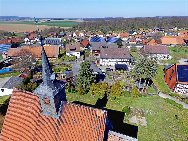 Der neuen Kirche hat Neuenkirchen seinen Namen zu verdanken. Weithin sichtbar weist sie eine von mehreren Besonderheiten auf, mit der der Ort aufwarten kann: Der Kirchturm wurde mitten auf das Kirchdach gesetzt – angeblich als Symbol dafür, dass Neuenkirchen mitten in der Welt liegt. Fotos: Kühlewind