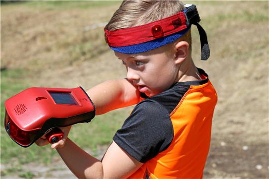 Der neunjährige Tyler gibt mit seinen Lasertagfäusten alles. Fotos: Knoke
