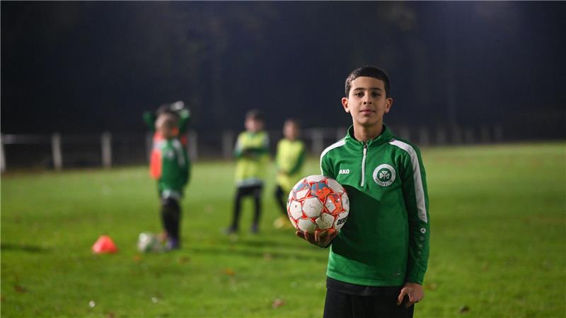 Der neunjährige Wasen Al-Ali auf dem Sportplatz in Heisfelde.
