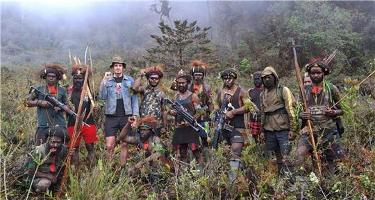 Der neuseeländische Pilot Philip Mehrtens steht neben bewaffneten Kämpfern der West Papua National Liberation Army (TPNPB) an einem unbekannten Ort im Dschungel. Dabei handelt es sich um den bewaffneten Flügel der Separatistenbewegung in Indonesien. Die Aufnahme wurde von den Rebellen zur Verfügung gestellt.