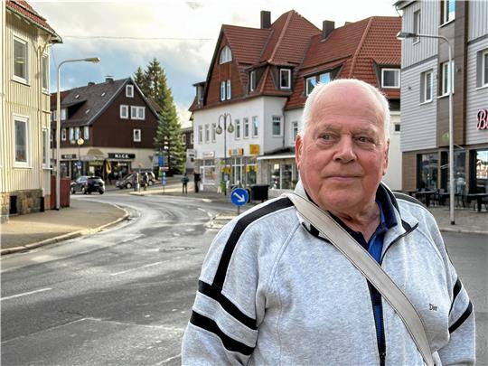 Der niederländische Journalist und Autor Sytze van der Zee recherchiert für die Biographie über den Kriegsverbrecher Willy Lages in Braunlage. Foto: Eggers