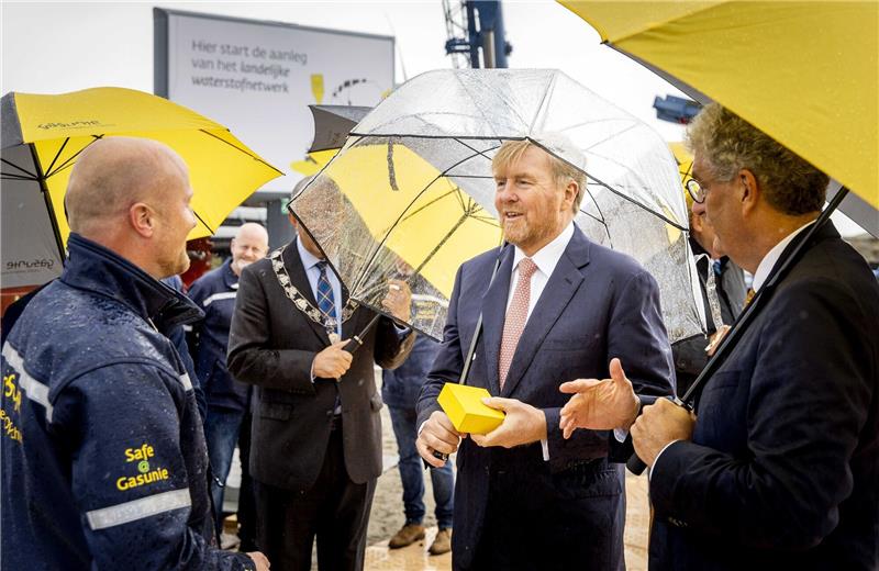 Niederländischer König startet Bau von Wasserstoffnetzwerk Der niederländische König Willem-Alexander (M) hat im Hafen von Rotterdam das Startzeichen für den Bau eines internationalen Wasserstoffnetzwerkes gegeben.