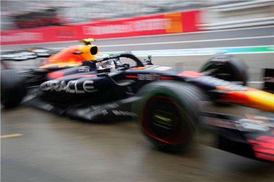Der niederländische Red-Bull-Pilot Max Verstappen bei der Einfahrt in die Box.