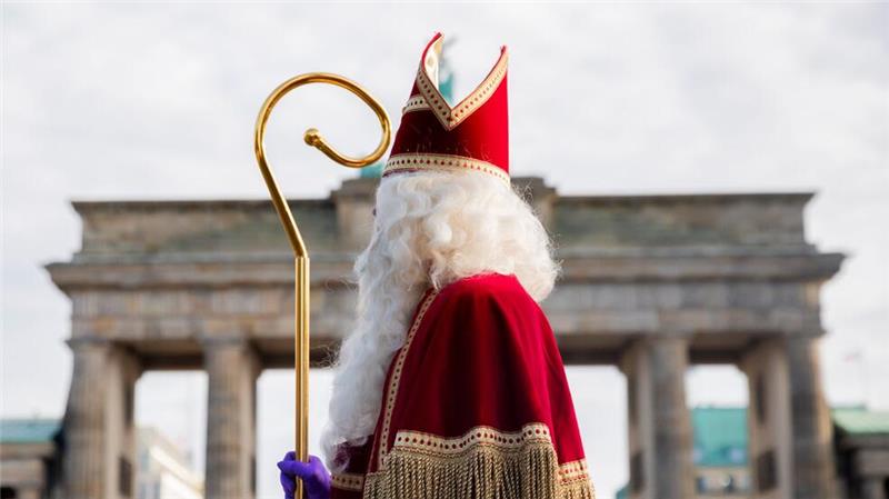 Der niederländische Sinterklaas reist traditionell mit dem Dampfschiff an. (Archivbild)