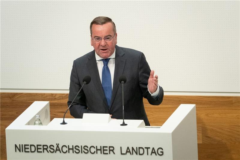 Der niedersächsische Innenminister, Boris Pistorius (SPD), spricht im Niedersächsischen Landtag.
