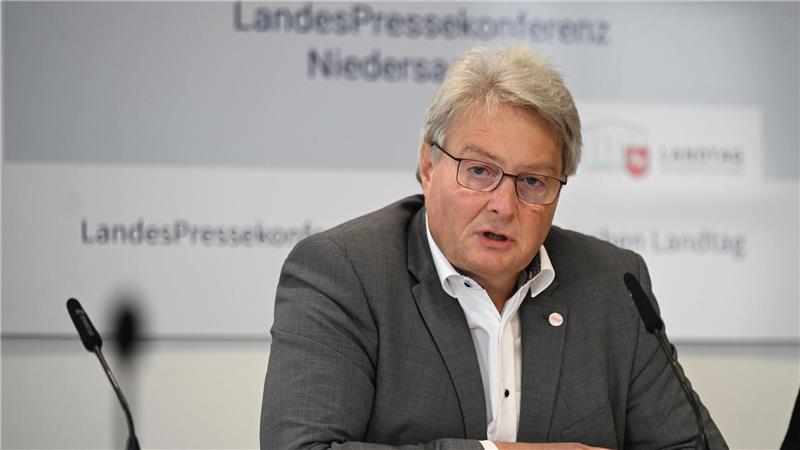 Der niedersächsische SoVD-Vorstandschef Swinke bei der Vorstellung des Schwarzbuchs.