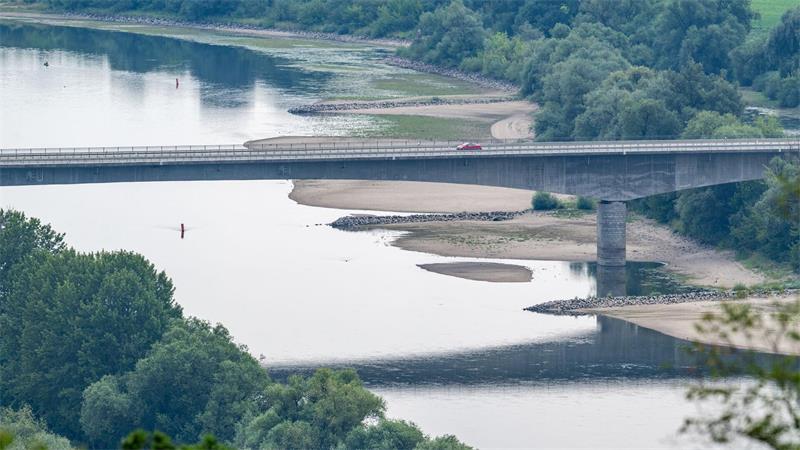 Der niedrige Wasserstand der Donau legt Sandbänke frei.