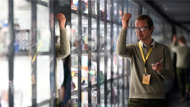„Gehirn eines Hamsters“ - Museumsführer beschimpft Besucher Der nörgelnde „Grumpy Guide“ im Düsseldorfer Kunstpalast beschwert sich über die Qualität und Ausstellung von Glaskunst.