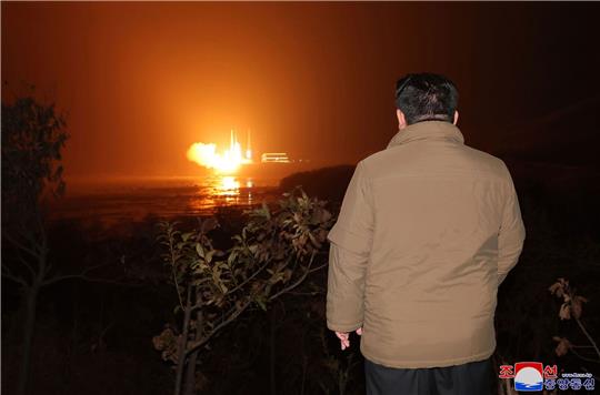 Der nordkoreanische Machthaber Kim Jong Un beobachtet den Start einer Rakete vom Typ «Chollima-1». Der Inhalt dieses Bildes kann nicht unabhängig verifiziert werden.