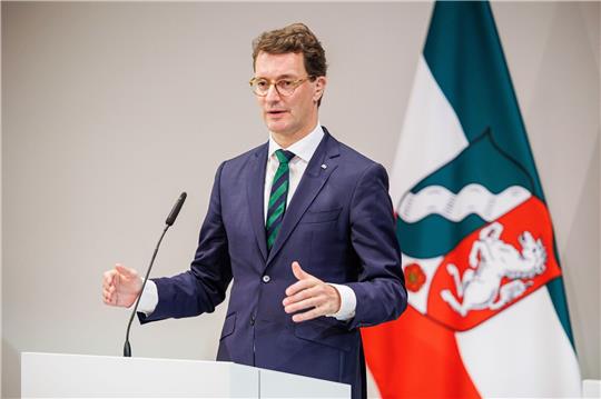 Der nordrhein-westfälische Ministerpräsident Hendrik Wüst (CDU) spricht während der Abschluss-Pressekonferenz zur Ministerpräsidentenkonferenz.