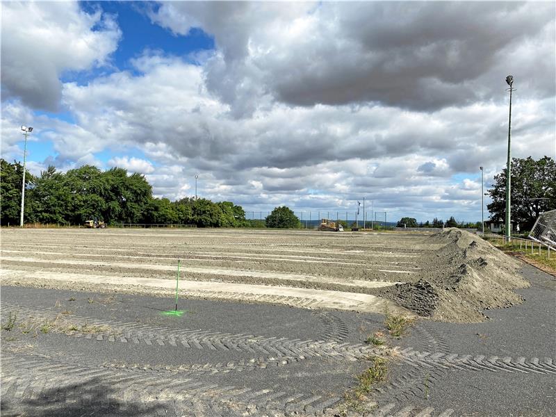 TSG Bad Harzburg bekommt neuen Sportplatz Der obere Belag ist bereits an die Seite geschoben. Das Material wird aber letztendlich wieder in den Untergrund eingebaut. Allerdings soll der Platz auch so gut es geht begradigt werden. Foto: Schlegel