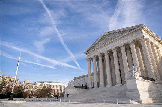 Der oberste Gerichtshof der USA in Washington befasst sich mit einem Fall, der mit den Terroranschlägen der Terrormiliz Islamischer Staat (IS) im November 2015 in Paris zu tun hat.