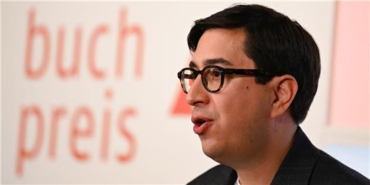 Der österreichische Autor Tonio Schachinger hat für seinen Roman «Echtzeitalter» den Deutschen Buchpreis 2023 ethalten. Jetzt liest er in einem WG-Keller in Erlangen.