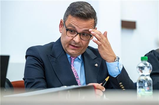 Der österreichische Ex-Politiker Gerald Grosz will gegebenenfalls bis vor das Bundesverfassungsgericht ziehen.