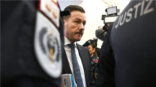 Der österreichische Investor und eine Mitangeklagte müssen sich wegen des Verdachts der Gläubigerschädigung verantworten. (Archivbild)