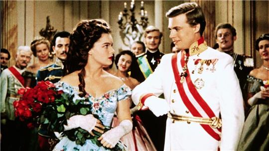 Der österreichische Kaiser Franz Joseph (Karlheinz Böhm) bittet Sissi (Romy Schneider) um ihre Hand - Szene aus dem Film „Sissi“. Der österreichische Film aus dem Jahr 1955 wird am heutigen Heiligabend und am ersten Weihnachtsfeiertag bei RTL ausgestrahlt.