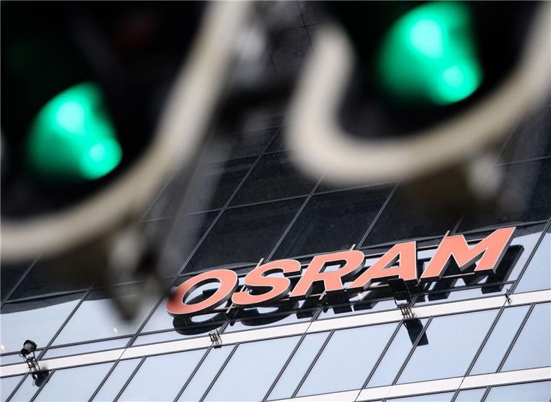 AMS Osram schreibt Milliarde ab und schrumpft Der österreichische Sensorspezialist AMS hat 2019 Osram übernommen.