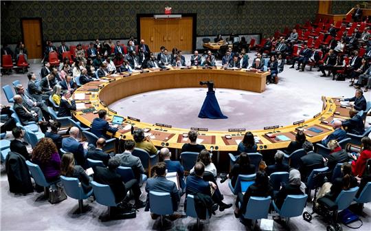 Der palästinensische UN-Botschafter Riyad Mansour (rechts im Hintergrund) spricht bei den Vereinten Nationen in New York zu den Mitgliedern des Sicherheitsrats.