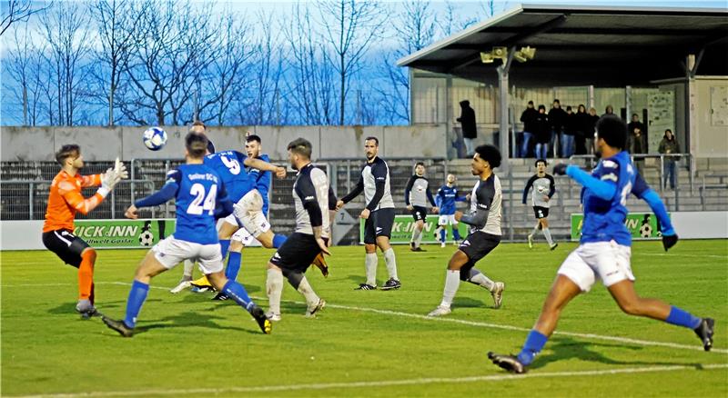 Goslarer SC 08 siegt spät, TSG Bad Harzburg mühelos Der passt: Kevin Doci (Nr. 9, halb verdeckt) trifft per Kopf nach einem Freistoß von Lucas Pillich zum zwischenzeitlichen 2:1 des Goslarer SC 08 gegen den VfL Salder. Gästetorwart Nick Schönwiese kann nichts mehr ausrichten. Foto: Epping