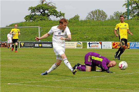 Der passt: Maiko Käthner schickt Nörten-Hardenbergs Torwart Dominik Hillemann zu Boden und trifft zum zwischenzeitlichen 1:2 für die TSG Bad Harzburg. Foto: Epping