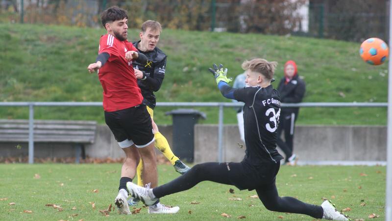 Fußballspieler Maiko Käthner vom SV Rammelsberg schießt den Ball auf den Kasten FC Seesen.