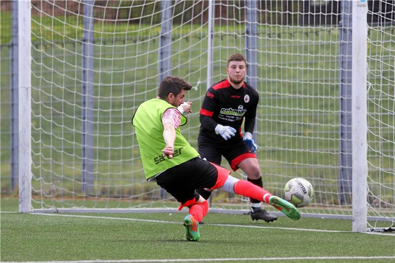 6:1 gegen Jerstedt: FC Seesen springt auf Platz zwei Der passt: Schladens Alexander Jegel überwindet Yendrik Frank, Torwart des Goslarer SC 08 II, zum zwischenzeitlichen 4:1. Am Ende holt der SVS mit 4:3 einen wichtigen Dreier im Abstiegskampf. Foto: Gietemann