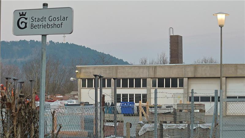 Gelände mit Zaun und Gebäuden, im Vordergrund ein Schild mit der Aufschrift 'Stadt Goslar Betriebshof'.