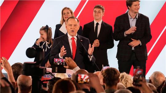 Der rechtskonservative Bewerber Nawrocki hat mit knapp 51 Prozent gesiegt.