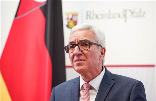 Der rheinland-pfälzische Innenminister Roger Lewentz gibt seinen Rücktritt bekannt.