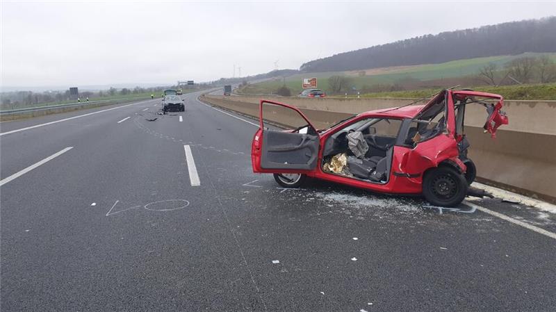 Der rote Opel geriet ins Schleudern. Dann prallte ein anderes Auto gegen den Wagen.