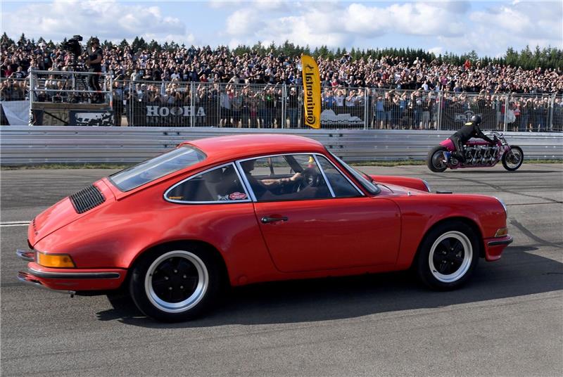 Der rote Porsche von Holger "Holgi"  Henze 2018 bei der Neuauflage des "Werner-Rennens".