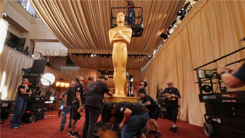 Der rote Teppich wird für die Oscar-Gäste dekoriert. 