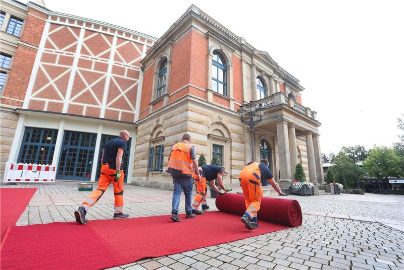 Von der Leyen und Merkel - Bayreuther Festspiele beginnen Der rote Teppich wird vor dem Bayreuther Festspielhaus ausgerollt.