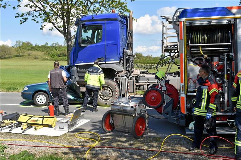 Verkehrsunfall fordert zwei Tote Der rückwärts fahrende Skoda gerät unter den Sattelzug.  Foto: Polizei