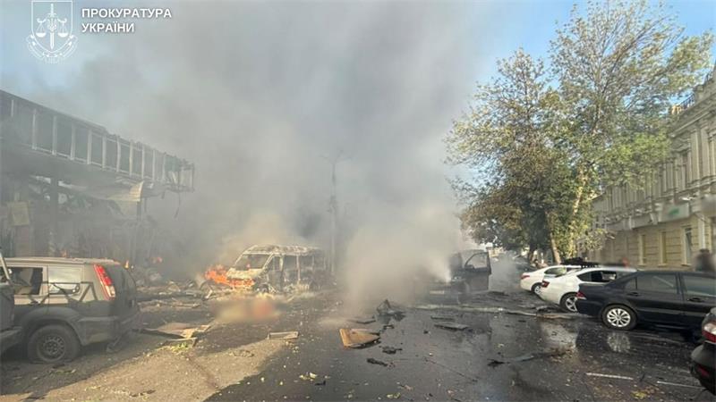 Der russische Angriff traf unter anderem einen Supermarkt.
