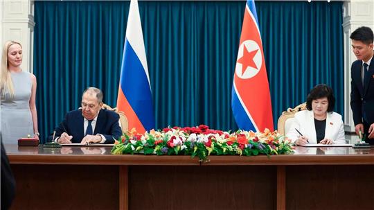 Der russische Außenminister Sergej Lawrow besucht die nordkoreanische Küstenstadt Wonsan, wo er unter anderem Gespräche mit seiner Amtskollegin Choe Son Hui geführt hat.