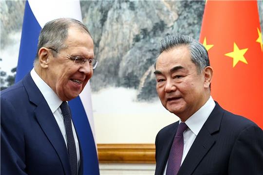 Der russische Außenminister Sergej Lawrow (l.) und sein chinesischer Amtskollege Wang Yi.