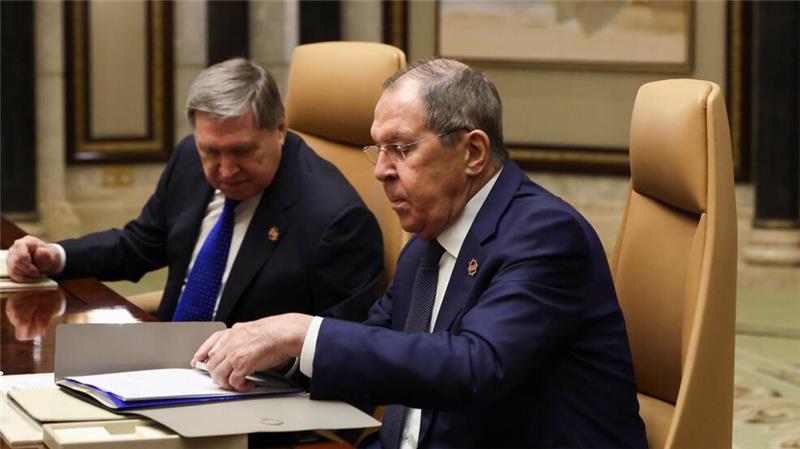 USA holen Russland aus der Isolation - Rubio trifft Lawrow Der russische Außenminister Sergej Lawrow (r) sitzt neben dem außenpolitischen Berater des russischen Präsidenten Putin, Juri Uschakow.