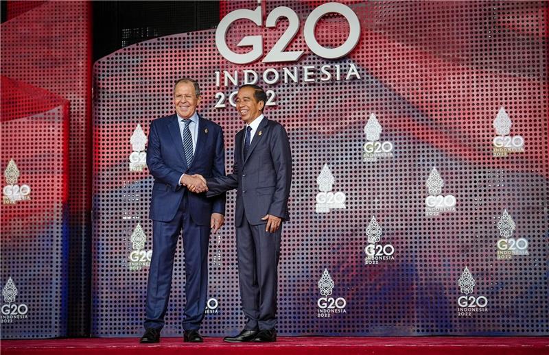 Russlands Außenminister Lawrow freundlich begrüßt Der russische Außenminister Sergej Lawrow, wird vom indonesischen Präsidenten Joko Widodo empfangen.