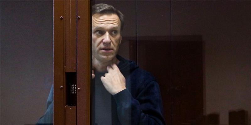 Kranker Kremlgegner Nawalny erneut in Einzelzelle verlegt Der russische Kremlgegner Alexej Nawalny bei einer Anhörung im Jahr 2021. Derzeit sitzt er in Russland im Gefängnis.
