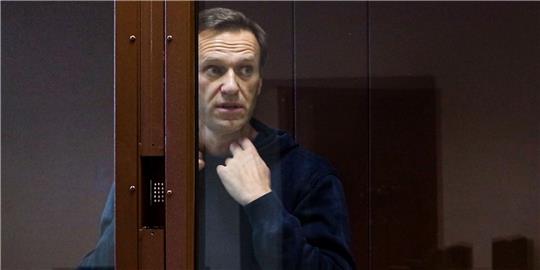 Der russische Kremlgegner Alexej Nawalny bei einer Anhörung im Jahr 2021. Derzeit sitzt er in Russland im Gefängnis.
