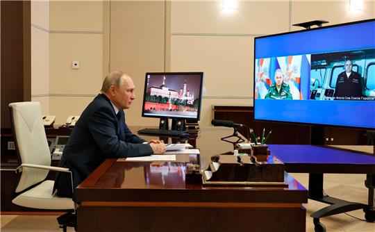 Der russische Präsident Wladimir Putin bei einer Videokonferenz mit dem Verteidigungsminister Sergej Schoigu und Igor Krokhmal (r), Kommandeur der Fregatte «Admiral Gorschkow».