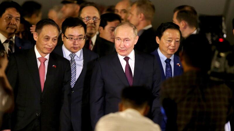 Nach Besuch in Nordkorea: Putin in Vietnam angekommen Der russische Präsident Wladimir Putin, der im Westen wegen seines Angriffskriegs gegen die Ukraine mit Sanktionen belegt ist, sucht nach Partnern im Osten.