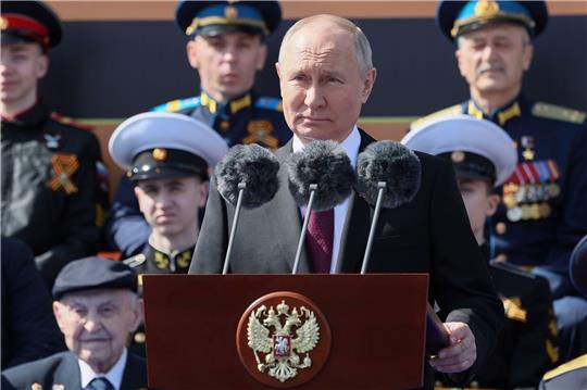 Der russische Präsident Wladimir Putin hält eine Rede am Jahrestag des sowjetischen Sieges über Nazi-Deutschland.