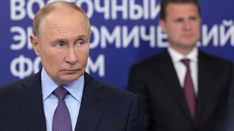 Regierungsumbau und Kämpfe in der Ukraine gehen weiter Der russische Präsident Wladimir Putin ist immer wieder Gastgeber des Wirtschaftsforums in Wladiwostok im Osten Russlands an der Pazifikküste.
