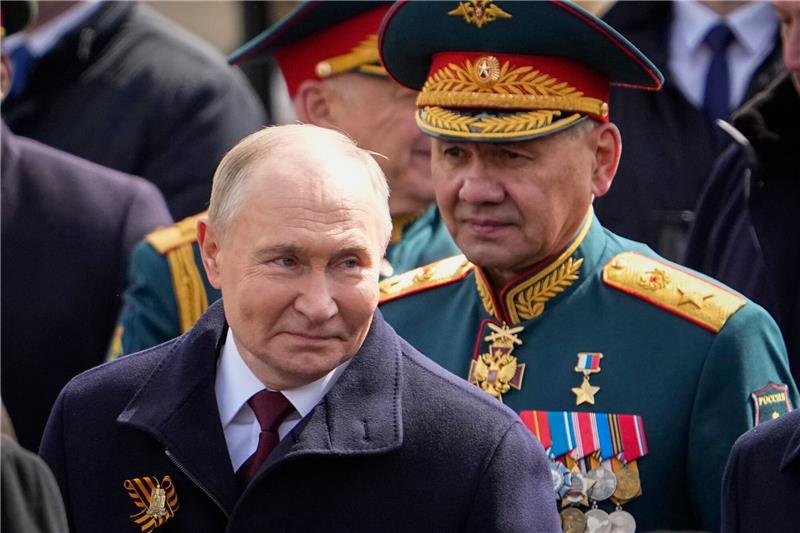Der russische Präsident Wladimir Putin (l) hat Sergej Schoigu als Verteidigungsminister entlassen.