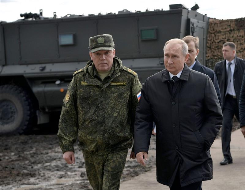 Machtkampf in Putins Truppen - Krieg läuft nicht nach Plan Der russische Präsident Wladimir Putin mit Waleri Gerassimow.